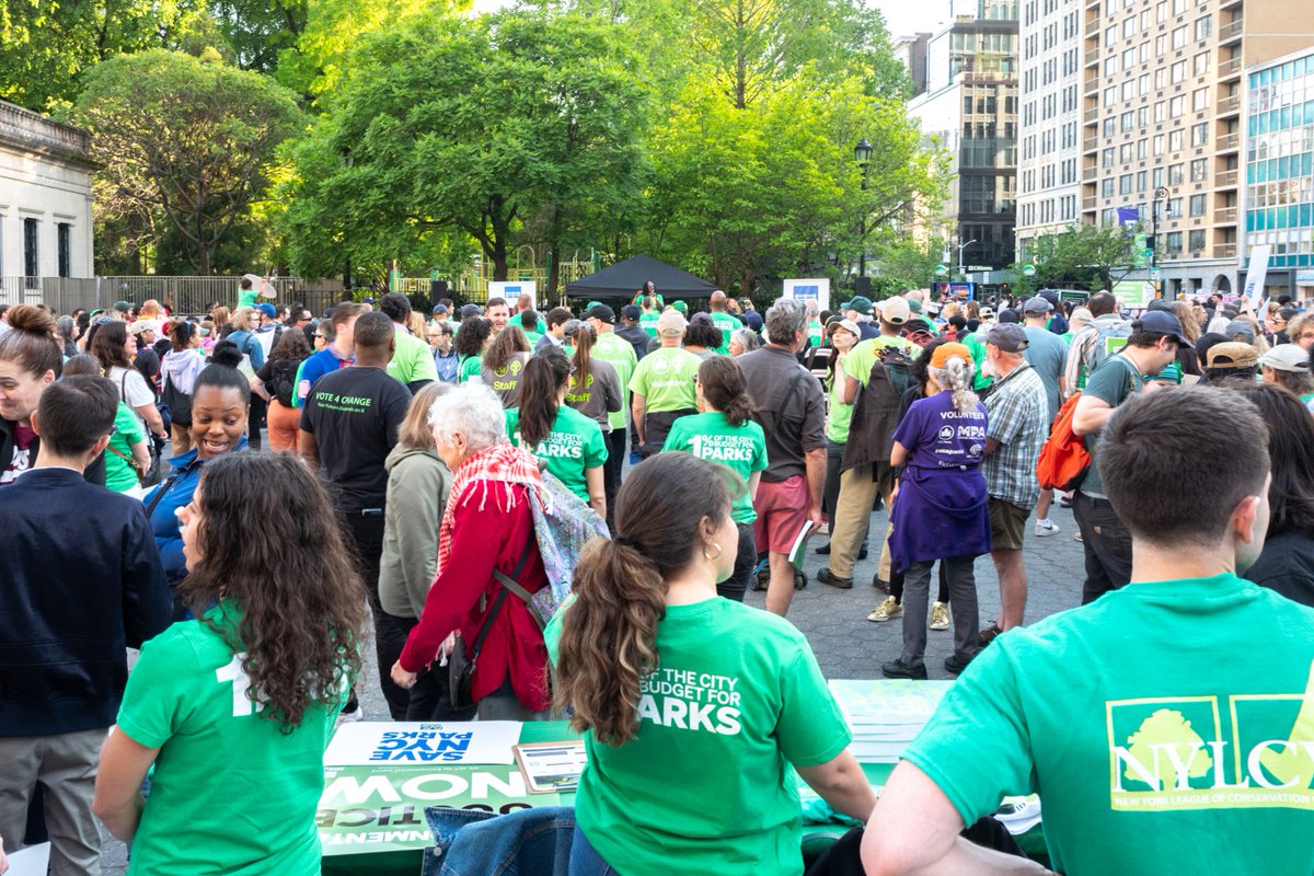 #PlayFair came out in full force at yesterday's Rally for Parks, calling for the reversal of @NYCMayor’s proposed cuts to @NYCParks & demanding #1Percent4Parks. THANK YOU to the incredible advocates, Parks workers, elected officials & park-loving NYers who made this possible!