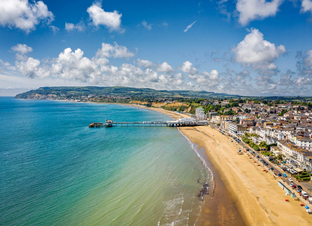 Pack a picnic and towel and head for one of the #IsleofWight’s beaches. From sandy beaches and calm waters perfect for sunning, swimming and SUPing, to dramatic cliffs and swell perfect for a day catching waves – we’ve got a beach to suit all.🏝 ℹ️bit.ly/IWBeachGuide