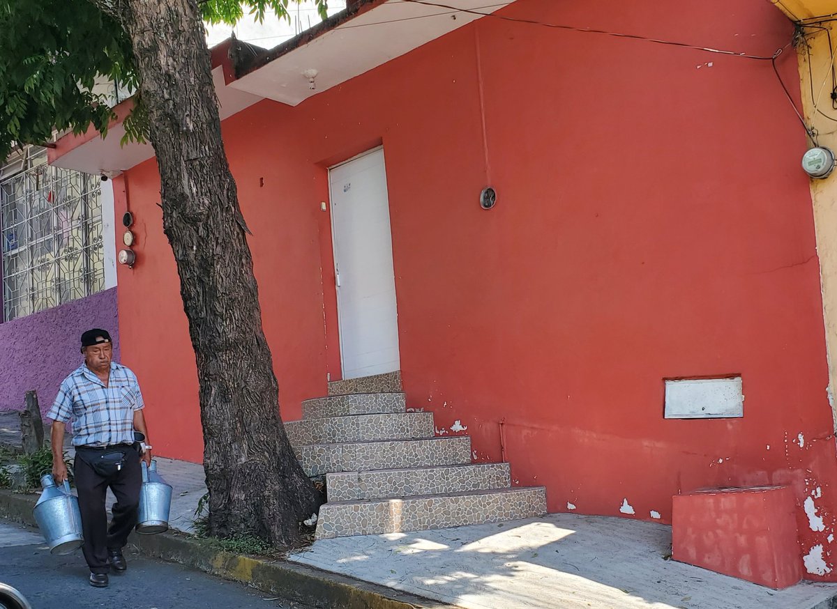Vecino de la Calle general Pedro Anaya en #Xalapa, construye una escalera sobre la Banqueta, impide el paso @camellinlove @AytoXalapa @Taxi_Xalapa