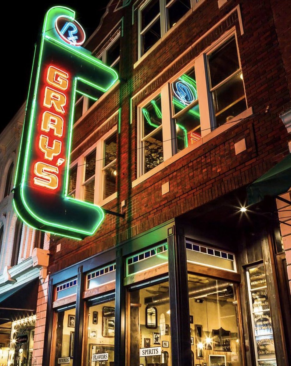 From delectable dining & a surplus of shopping to outdoor experiences & local charm, we've rounded up 100+ things we love about Franklin! 🌻🍴🚜🌞 Find your new date night spot in one of the South's most talked about towns. nashvillelifestyles.com/nashville-cale… 📸: GRAYS On Main