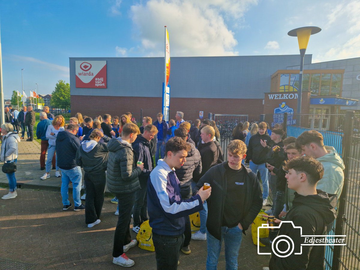 Blauwwit34's tweet photo. Het aftellen is begonnen. De 12de man staat klaar om per bus naar de bekerfinale te gaan.

#bekerfinale #blaold https://t.co/r0U6aMUyWs