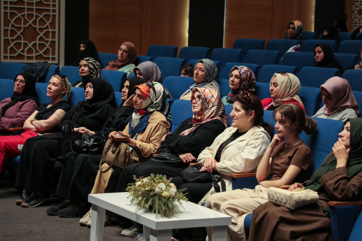 Derya Kahraman’ın konuk olduğu “Aynadaki Şifa” seminerimizde, Esenlerli hanımlarla bir araya gelerek keyifli bir sohbet gerçekleştirdik.