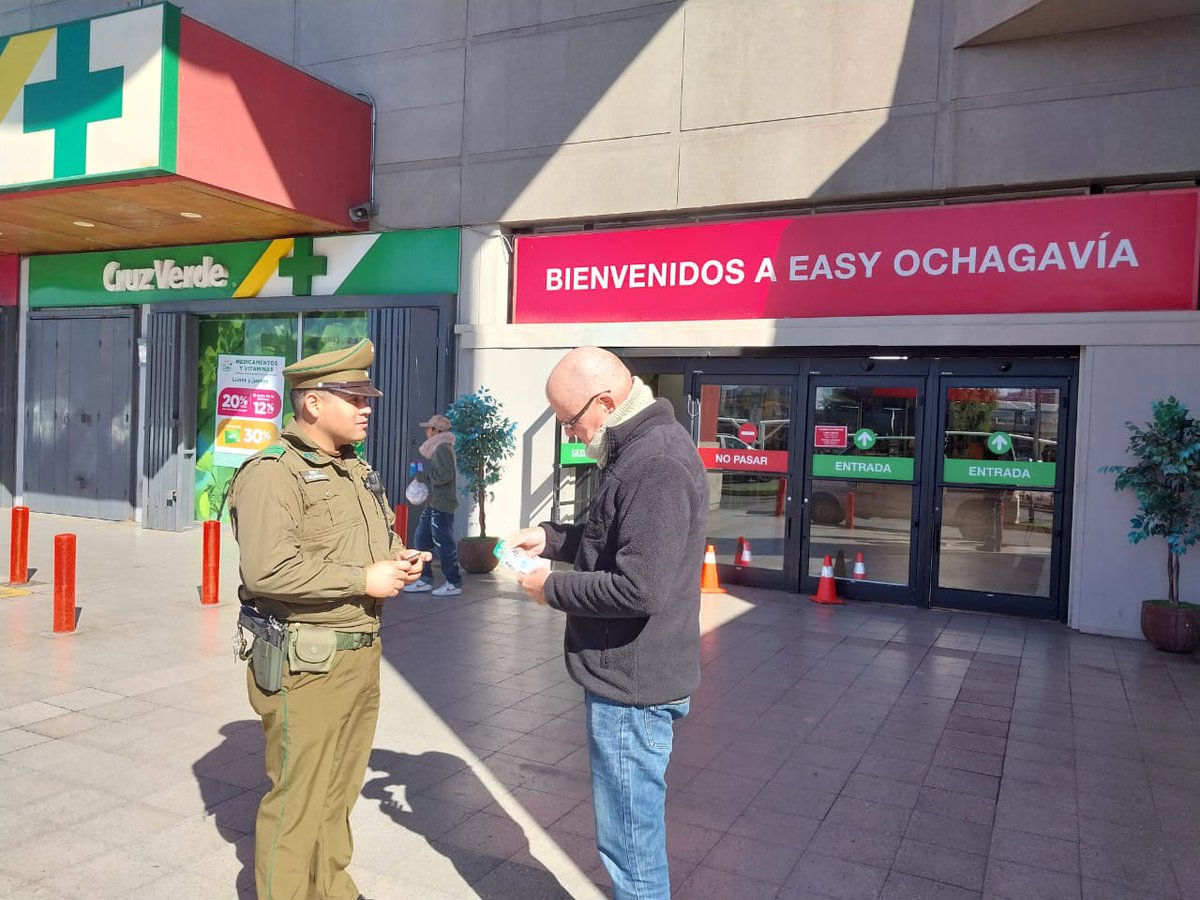 #PedroAguirreCerda : @CarabMicc de la 51va. Comisaría realizan campaña preventiva en lugares de retiro de dinero por adulto mayor de la comuna, con la finalidad de evitar ilícitos y entregar recomendaciones de seguridad, además de flyers con los teléfonos del cuadrantes.