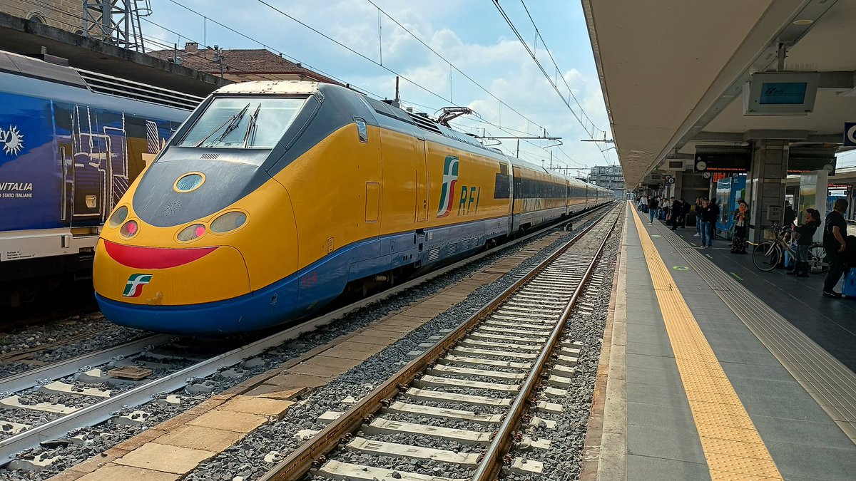 Photographed this earlier at Bologna Centrale which I believe is FS's version of @networkrail New Measurement Train, can you confirm @Ogilvie_CJ #FlyingBanana #Trainpic