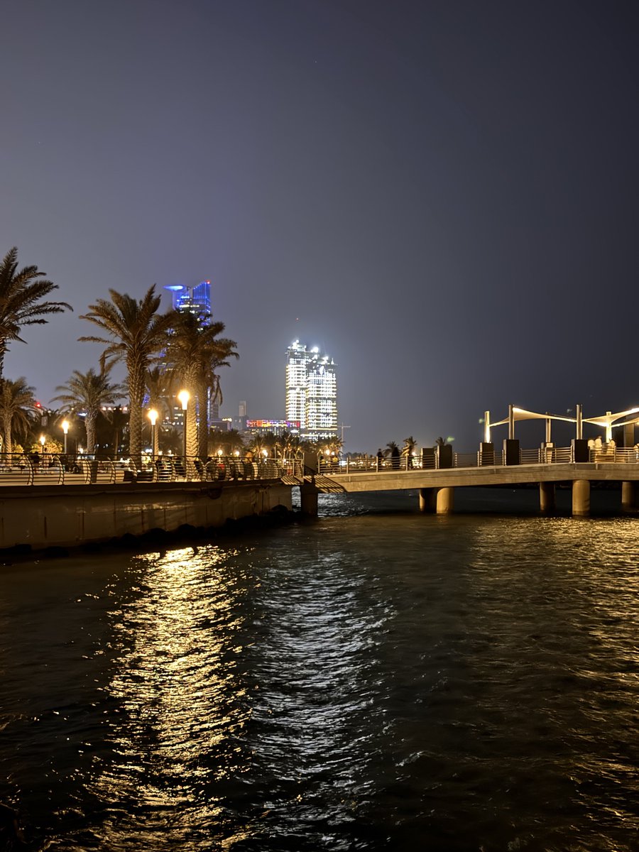 Regardez ce qu’ils ont à 1h de voiture de La Mecque c’est vraiment le futur ce pays (à Paris en 1h t’es encore à Paris) Mesdames et messieurs voici Jeddah