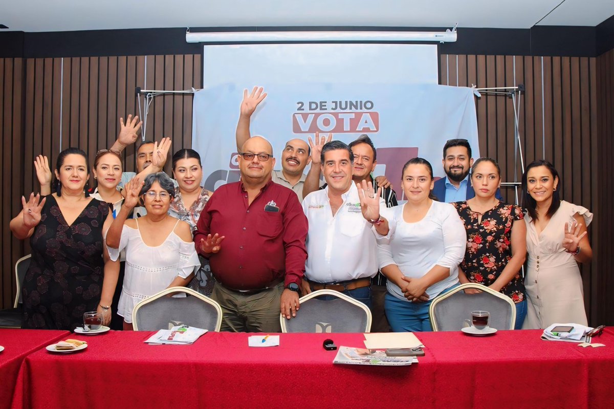 CHEMATAPIA's tweet photo. 🙌😃 ¡Impulsamos la economía! Gracias a los productores de la masa y la tortilla por ser testigos del futuro que tenemos lleno de prosperidad y bienestar con la finalidad de ser una ciudad de oportunidades. 

En mi gobierno tendremos un plan de impulso económico que beneficie a todos los sectores necesarios para mejorar la economía de nuestras familias queretanas. 

🗳️ Vota este 2 de junio todo #Morena.

#ChemaPresidente #QuerétaroEnMejoresManos