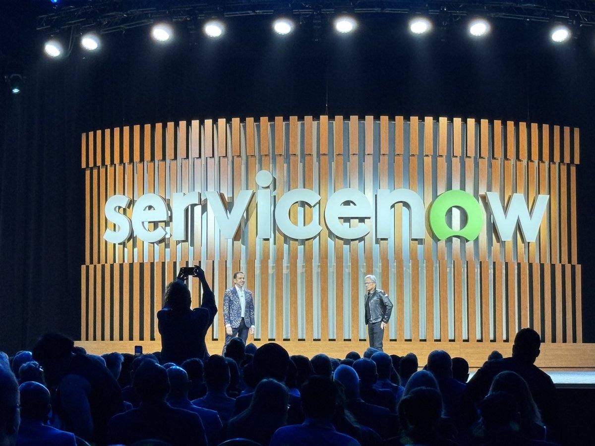 Of course @nvidia’s Jensen Huang gets a standing ovation at @servicenow Knowledge 24. I’ve seen him get on many/all relevant stages the past year, but this is a first. $NOW $NVDA