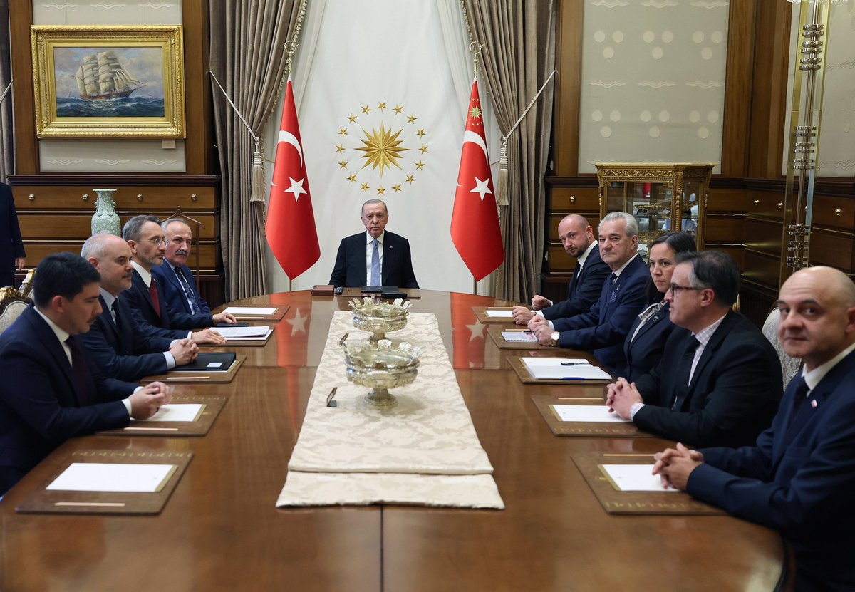Cumhurbaşkanı Erdoğan, Polonya Milli Güvenlik Bürosu Başkanı, Devlet Bakanı Jacek Siewiera ve Romanya Cumhurbaşkanlığı Milli Güvenlik Danışmanı Ion Oprişor'u Cumhurbaşkanlığı Külliyesi'nde kabul etti. Görüşmede Cumhurbaşkanı Erdoğan’a Cumhurbaşkanlığı Özel Kalem Müdürü Hasan…