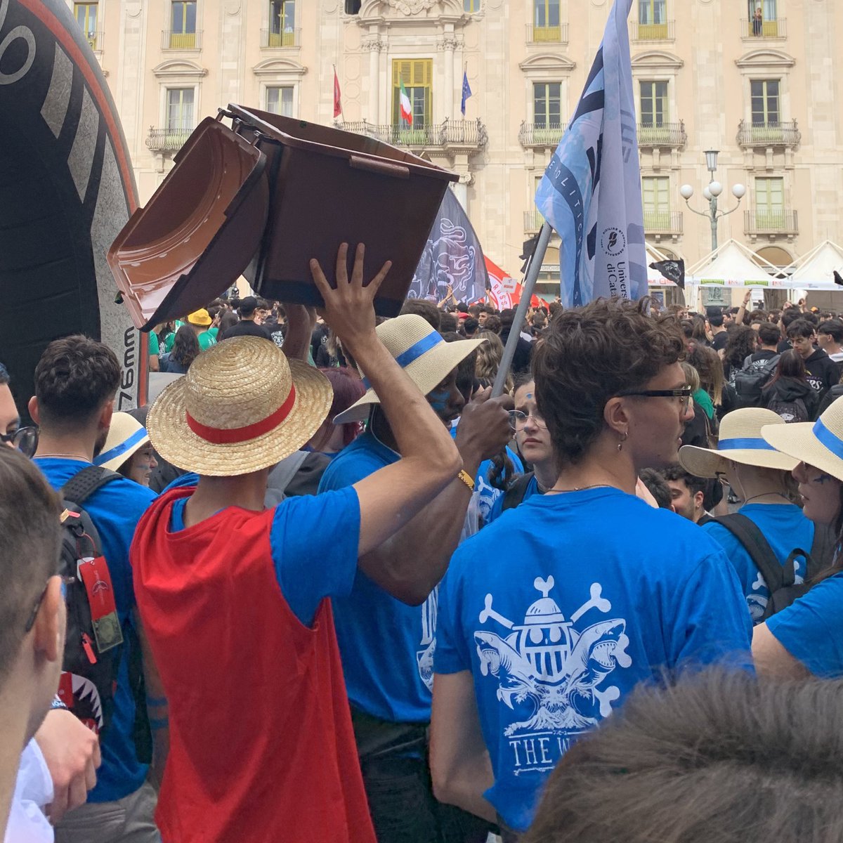 le facoltà di Catania oggi al palio sono state sfamate di tomarchio grazie a noi