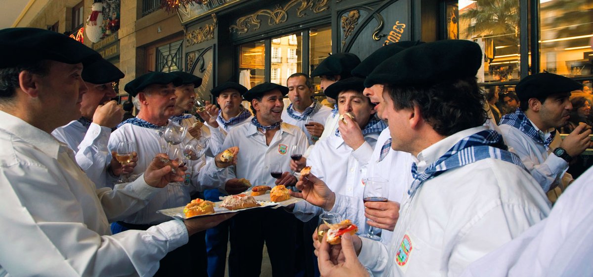 Festejando la #tradición 🥳🎊 A lo largo de todo el año son numerosas las #fiestas que celebramos en #BilbaoBizkaia, rodeadas de un ambiente inmejorable. 🎉 👉i.mtr.cool/anuowaxbdf