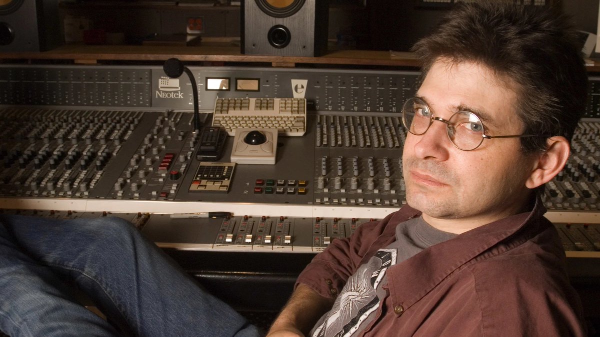 Underground rock legend and influential recording engineer Steve Albini has passed away, aged 61.

Albini helped shape the ethos and sound of indie rock as the frontman of D.I.Y. hardcore outfits like Shellac and Big Black. thefader.com/2024/05/08/liv…