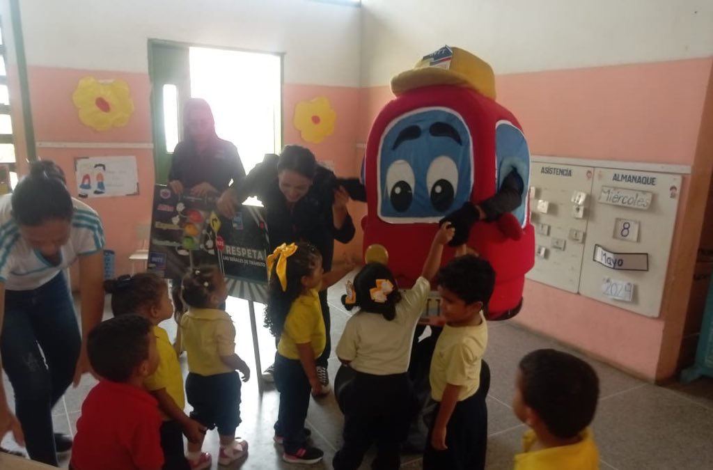 #Educación| Funcionarios del INTT Chivacoa, dieron charla educativa a niños y niñas del preescolar Manuel Rodríguez, en el sector Las Peñitas, fomentando el respeto a las señales de tránsito mediante juegos didácticos. 

#NadieDetieneAlPuebloValiente