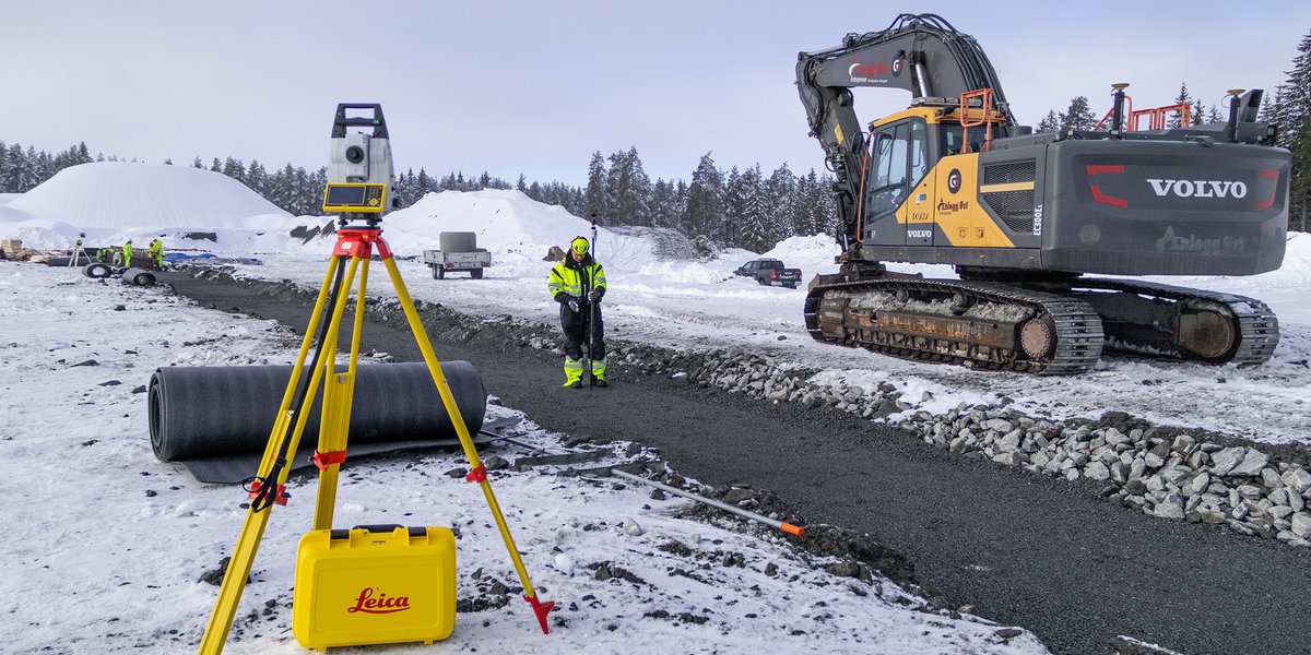 The Leica iCON CC180 keeps your operations running on-site, ensuring great visibility on its 8” display in all weather conditions! Robust and resilient, what’s not to like: hxgn.biz/4af3bLz #LeicaiCONCC180 #HeavyConstruction #BuildingConstruction