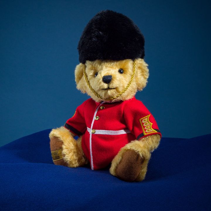 Stand to attention! Welcoming our dapper Merrythought Royal Guardsman Mohair Bear to the collector's troop 🐻💂‍♂️ 

Available now: ow.ly/b3bI50QnL52

#merrythoughtbears #traditionaltoys #madeinbritain #limitededition #friendsforlife #collectables #britishgifts #teddybearland