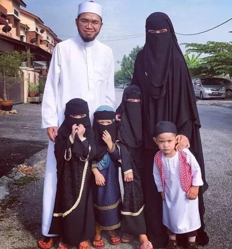 A Malaysian family converted to Islam. Look at how they changed themselves within one month of the conversion.