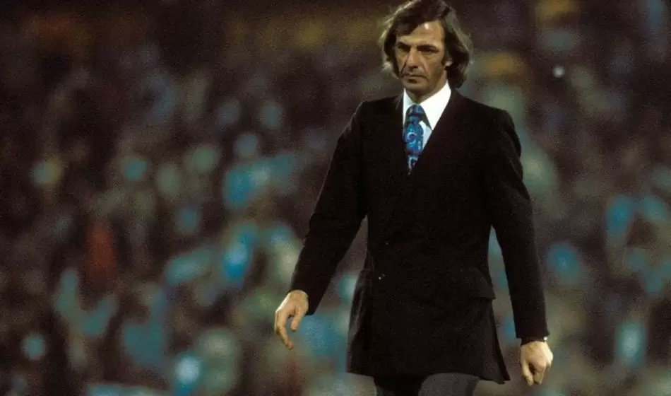 Menotti foi uma das personagens mais marcantes nos últimos 50 anos do futebol mundial. E, mesmo tendo sido campeão do Mundo, é-o mais pelo muito que disse do que pelo pouco que ganhou. tadeia.substack.com/p/o-filosofo-c…