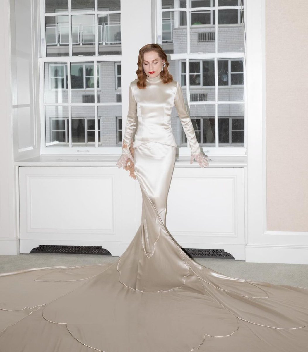 Isabelle Huppert, photographed by Davis Bates📸at The Mark Hotel, wearing a Balenciaga dress strongly evocative of 1930s fashion, based on a wedding gown designed by her ancestors, the Callot Soeurs. #MetGala