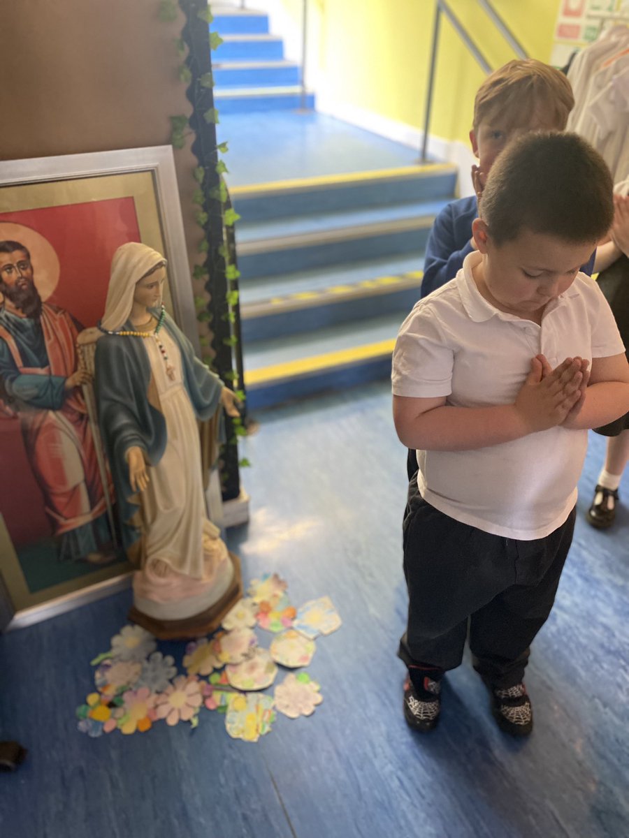 P2a have been celebrating Mary during the month of May. Today they made flowers for Mary and visited our school Sacred Space to place them at her feet and say Mary’s special prayer 🌺 🙏🏽 💙💛