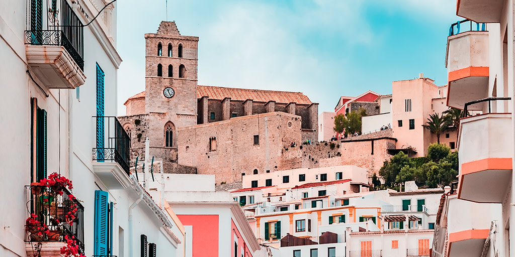 Explore the history of #Ibiza 🌅 at #DaltVila Castle! 🏰 Located at the top of the city, this 12th-century castle offers spectacular views and an immersion into the island's medieval past. ⚔️ tinyurl.com/bd39ct6f 👈 #VisitSpain #SpainCulturalHeritage @ibiza_travel
