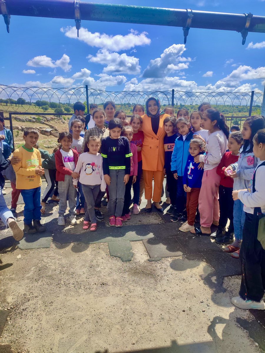 AkkadEgil's tweet photo. Eğil Belediye Başkanımız Sn.Fırat SEYDAOĞLU ve Eğil ilçe Kaymakamımız Sn.Volkan HÜLÜR İlçe Başkanımı Sn M. Reşit Umay Kadın K. Başkanımız Sn.Boran Uçar Acar ile birlikte #akalan mahallesinde yapımı tamamlanan halı sahanın açılışına katılım sağladılar. @mervenurseyit @RasitOcak https://t.co/09gHiDWF0R