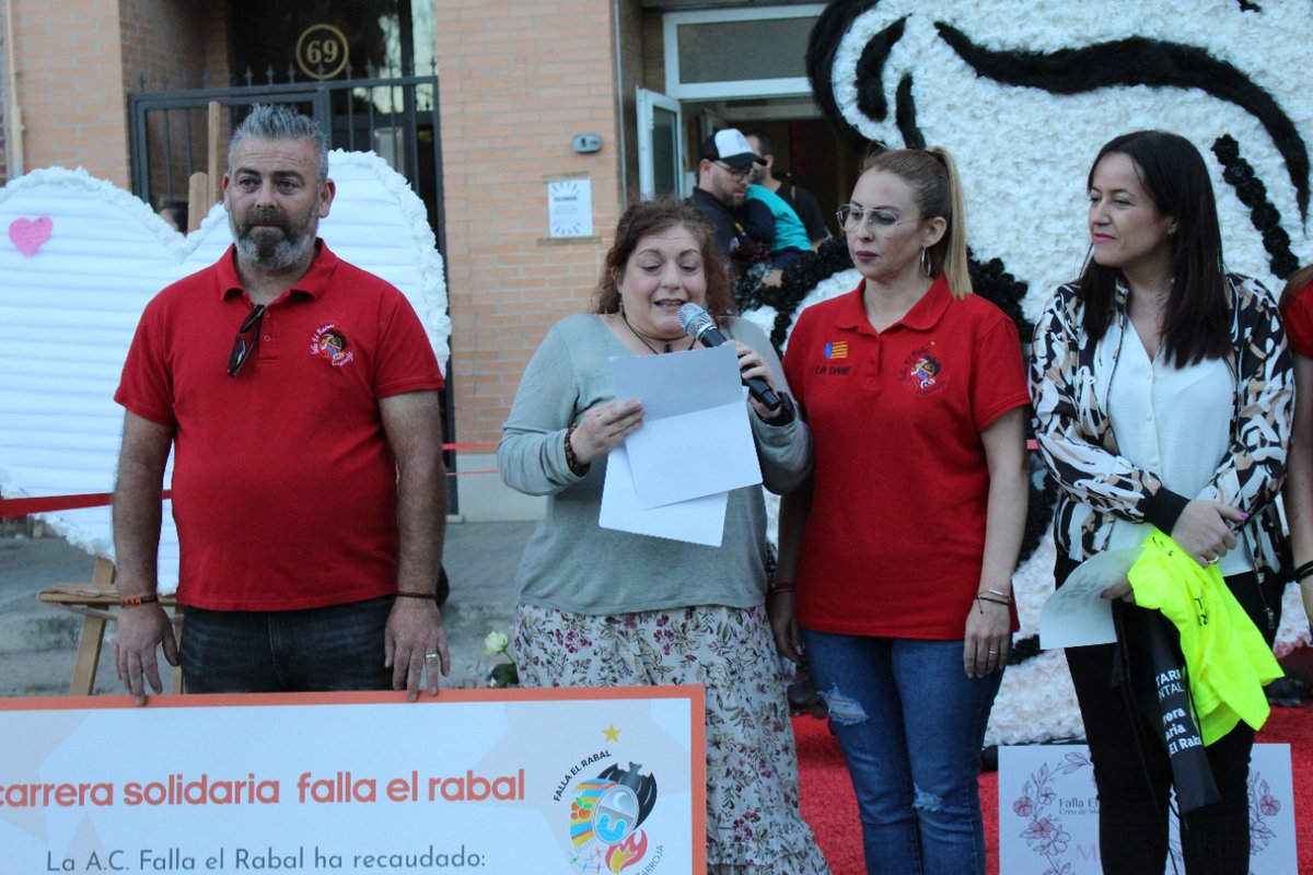 🏃‍♀️🏃 La Falla El Rabal va fer lliurament de la recaptació de la 'V Volta a Peu benèfica de la Falla El Rabal' en benefici de @Aspanion el dissabte passat enfront de la seua Creu de Maig. 🎉Enhorabona per aquesta cinquena edició!