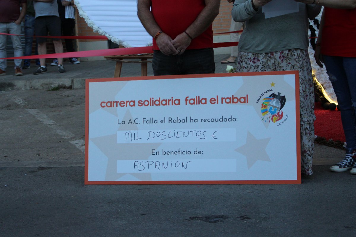 @Aspanion 🏃‍♀️🏃 La Falla El Rabal hizo entrega de la recaudación de la 'V Volta a Peu benèfica de la Falla El Rabal' en beneficio de @Aspanion el pasado sábado frente a su Cruz de Mayo. ¡Un total de 1.200 € a favor de la causa! 🎉 ¡Enhorabuena por esta quinta edición!
