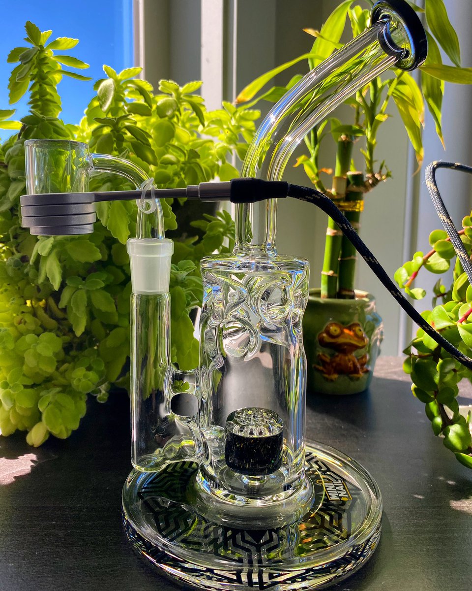 A Fan Favorite: Swiss Honeycomb Rig •Crushed Dichro Perc •Wide Base •Thick Glass