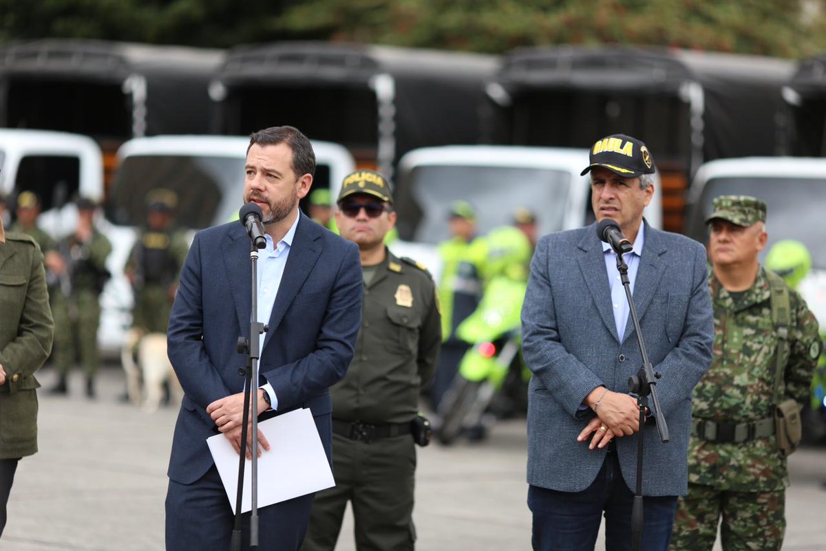 MinInterior's tweet photo. 🏍️En compañía del alcalde @CarlosFGalan y miembros de la Fuerza Pública, el Mtro. @velascoluisf lideró la entrega de parque automotor para @PoliciaBogota y @COL_EJERCITO, gracias a recursos dispuestos a través del Fondo Nacional de Seguridad y Convivencia Ciudadana (#Fonsecon). https://t.co/jWKBtCUipz