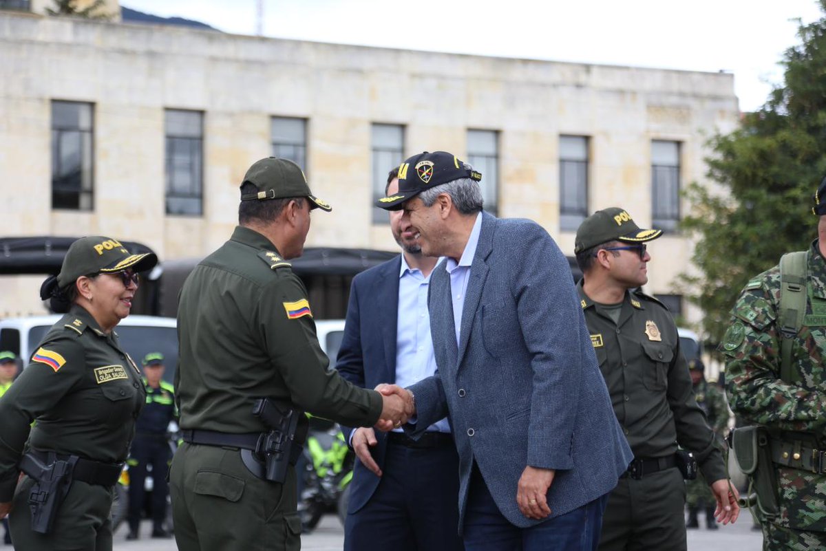 MinInterior's tweet photo. 🏍️En compañía del alcalde @CarlosFGalan y miembros de la Fuerza Pública, el Mtro. @velascoluisf lideró la entrega de parque automotor para @PoliciaBogota y @COL_EJERCITO, gracias a recursos dispuestos a través del Fondo Nacional de Seguridad y Convivencia Ciudadana (#Fonsecon). https://t.co/jWKBtCUipz