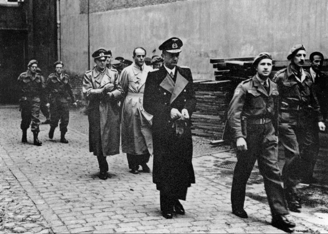 II. Dünya Savaşı'nın sonu; Großadmiral Karl Dönitz, Generaloberst Alfred Jodl ve Prof. Albert Speer İngiliz askerleri tarafından tutuklanıyor... 📅Mayıs 1945