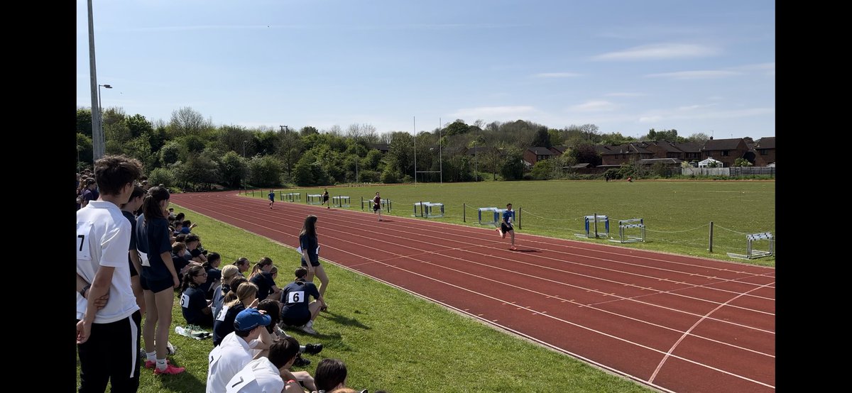 A great afternoon of athletics in the sun for the U15 and U17’s today at the District Competition. Our students represented our school impeccably and were rewarded with a number of impressive results! #dslvandproud