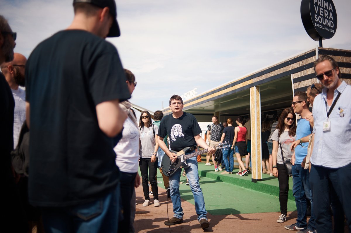 Primavera_Sound's tweet photo. Estamos sin palabras. Nos ha dejado Steve Albini a los 61 años. Hemos perdido a una leyenda de la música, pero sobre todo a un amigo. A un miembro de nuestra familia. ¿Y ahora qué vamos a hacer sin ti, Steve?

Después de actuar en 15 ediciones del festival, se nos hace muy difícil imaginar un Primavera Sound sin él porque ninguna banda nos explica mejor que Shellac.

Todo nuestro amor para sus familiares y amigos.

******

We are gutted to learn about Steve Albini's death at 61. We have lost a legend, a friend, a member of our family. What are we going to do without you, Steve?

After having welcomed them at 15 editions of the festival, it is impossible for us to imagine a Primavera Sound without him, because no band explains us better than Shellac.

Our love goes out to his family and friends.

******

Estem sense paraules. Ens ha deixat Steve Albini als 61 anys. Hem perdut una llegenda de la música, però sobretot un amic. Un membre de la nostra família. I ara, què farem sense tu, Steve?

Després d'actuar a 15 edicions del festival, se'ns fa molt difícil imaginar un Primavera Sound sense ell perquè cap banda ens explica millor que Shellac.

Tot el nostre amor per als seus familiars i amics.