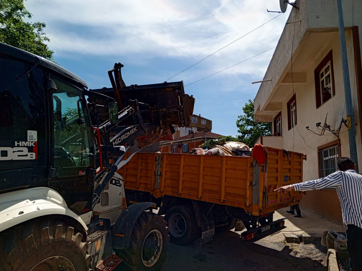 Gebze’de Kötü kokular gelen evden 10 kamyon çöp çıkarıldı