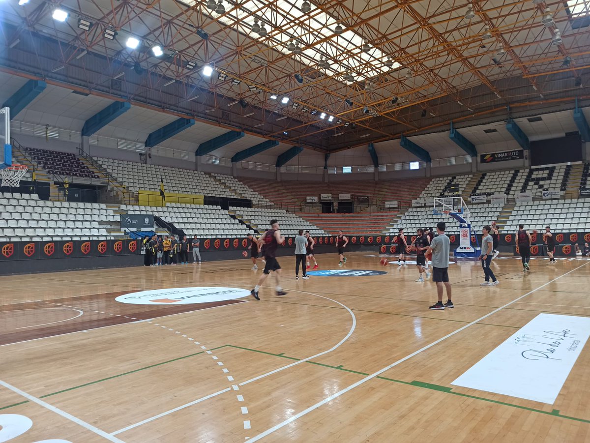 El Sol Gironès @bisbalbasquet ja s'entrena al Pavelló Pla de l'Arc de #Llíria on demà començarà a jugar les #FasesFinalesLigaEBA SOM-HI EQUIP!!!