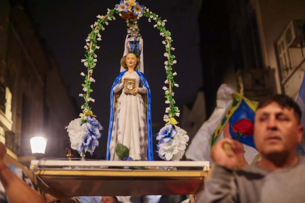 leomoyanook's tweet photo. Emocionante encuentro de @genpatriotica en una nueva Marcha de las Antorchas, homenajeando a nuestra Santa del Pueblo, Evita!!!

Gracias a @vtolosapaz y @ernestonaderali  por su compromiso en seguir construyendo y fortaleciendo al movimiento  y a esta generación.

Conmemorar un natalicio más de la querida Eva no es un hecho más. Es memoria colectiva de organización, lucha y más derechos para las y los argentinos. Por su gran obra hacia los más humildes, solidaridad, convicción y solidez en cada paso que daba hacia el bienestar de nuestro pueblo. Eva querida hoy y siempre te seguiremos levantando como bandera para que nos guíes a la victoria.
