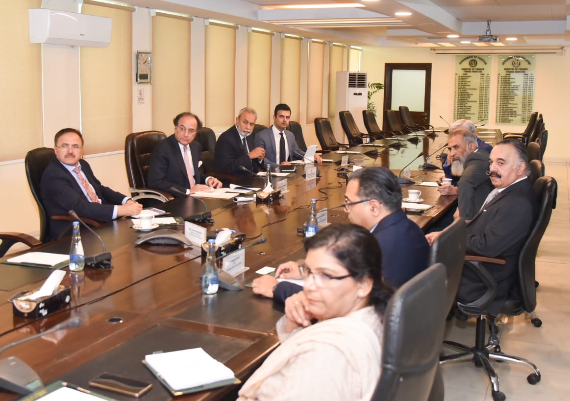 Federal Minister for Finance & Revenue Senator Muhammad Aurangzeb had a meeting with Pakistan Dairy Association leaders. Emphasis on fostering growth in the dairy sector to boost agricultural GDP and enhance export potential. #DairyIndustry #EconomicGrowth