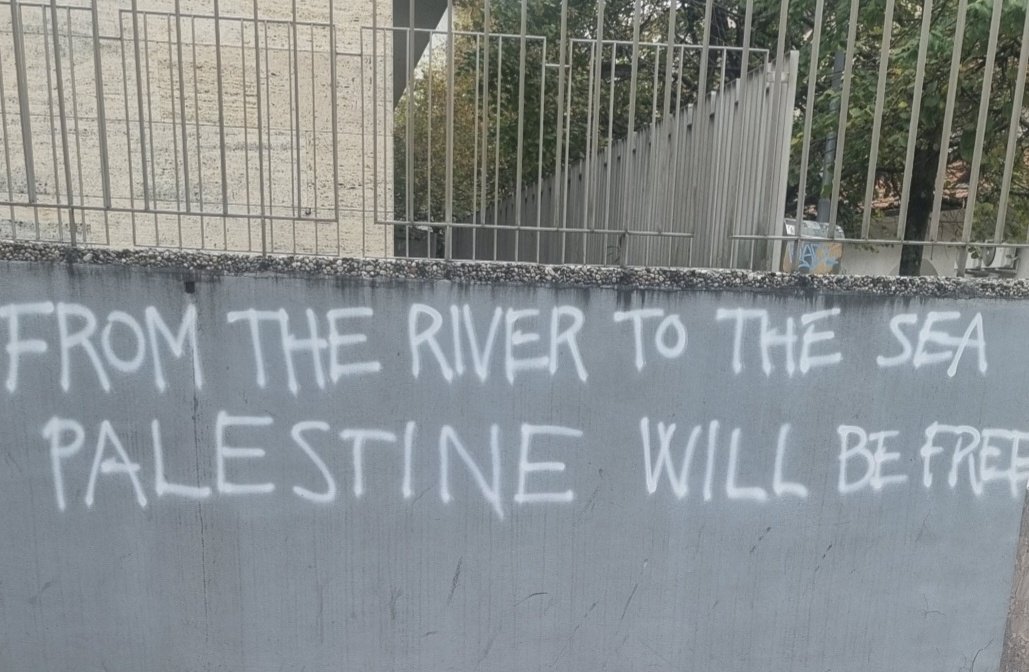 Slepiti se z 'miroljubno' interpretacijo antisemitskega slogana 'od reke do morja,' je zavržno. Gre za pozivanje k uničenju judovske države, in to ne pripomore k reševanju konflikta z dvema državama. Izrael si zasluži mir, trpljenje Palestincev se mora končati. #PeaceNotWar