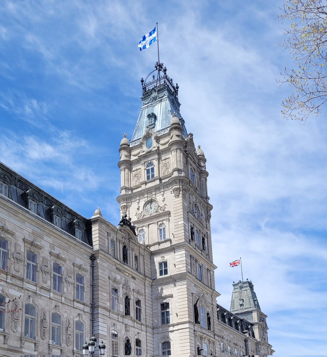 QuebecUK's tweet image. The Union Jack is flying today alongside the Fleurdelisé on the Québec Parliament. This gesture marks the official visit of the British High Commissioner.
Bienvenue au #Québec, Mme Susannah Goshko!
Photo:@math_doyle
@MRIF_Quebec