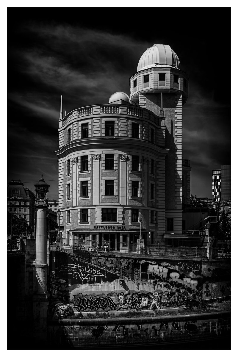 #Wien #blackandwhitephotography #Monochrome This is Vienna's observatory named Urania after the greek muse of astronomy. Built around 1910, now it houses also a puppet theatre and a cinema. I hope that you have a nice day. Good night from Vienna 🇦🇹, see you tomorrow 😊🌹🙋🏼‍♂️