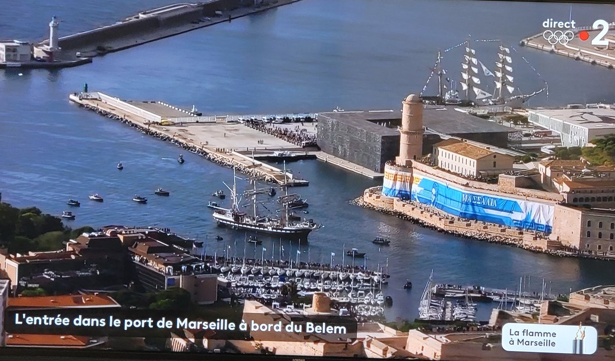 #JOParis2024 Fier et ému de l'arrivée de la flamme olympique dans notre très belle capitale régionale #Marseille #JMArnaud @regionsud