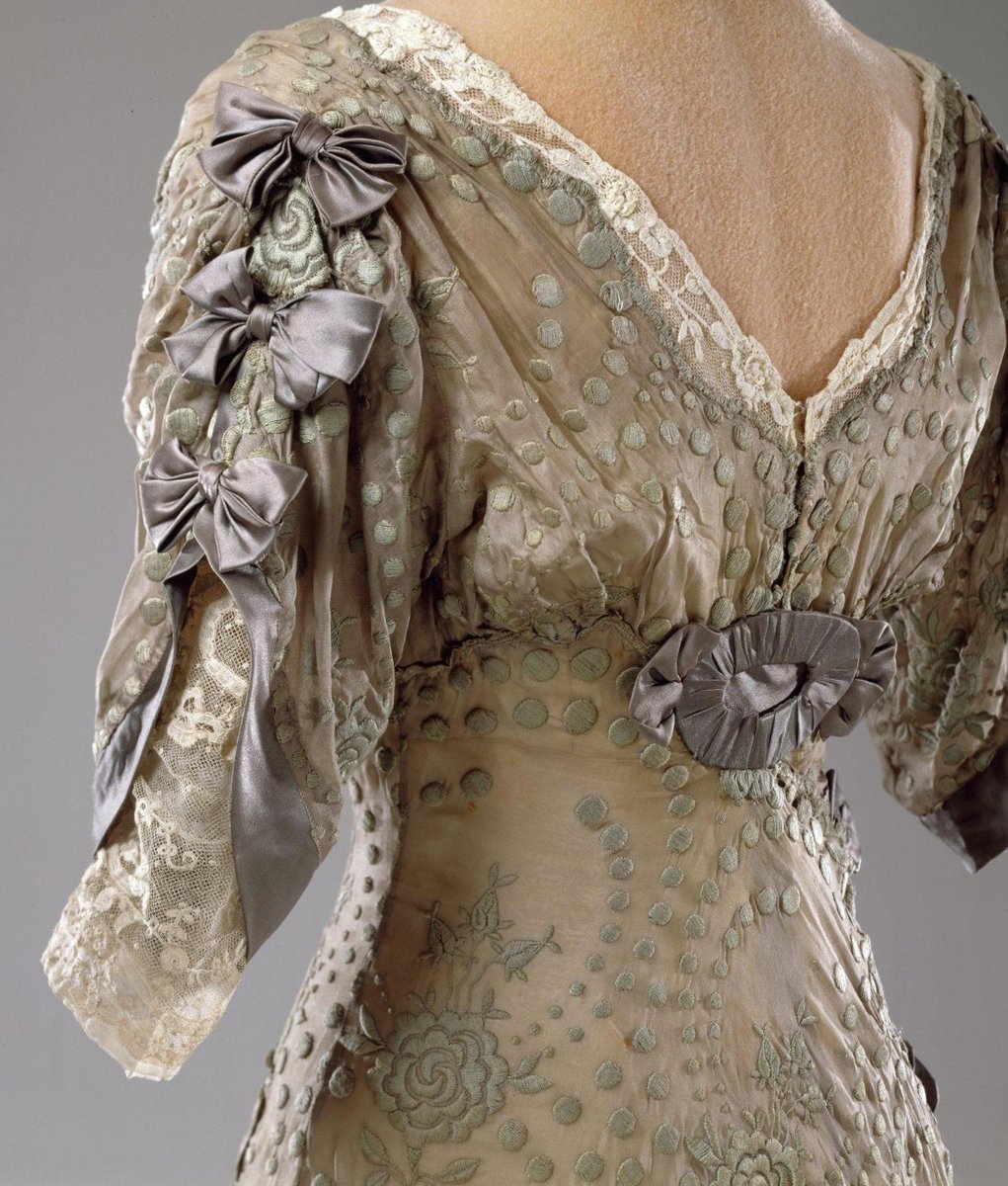 Evening dress, 1909-11. Hillwood Museum.