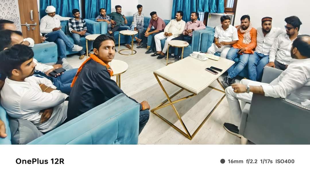 अपने चित्रकूट आवास "कमल निवास" में कार्यकताओं एवं पदाधिकारियों से भेट मुलाकात हुई।