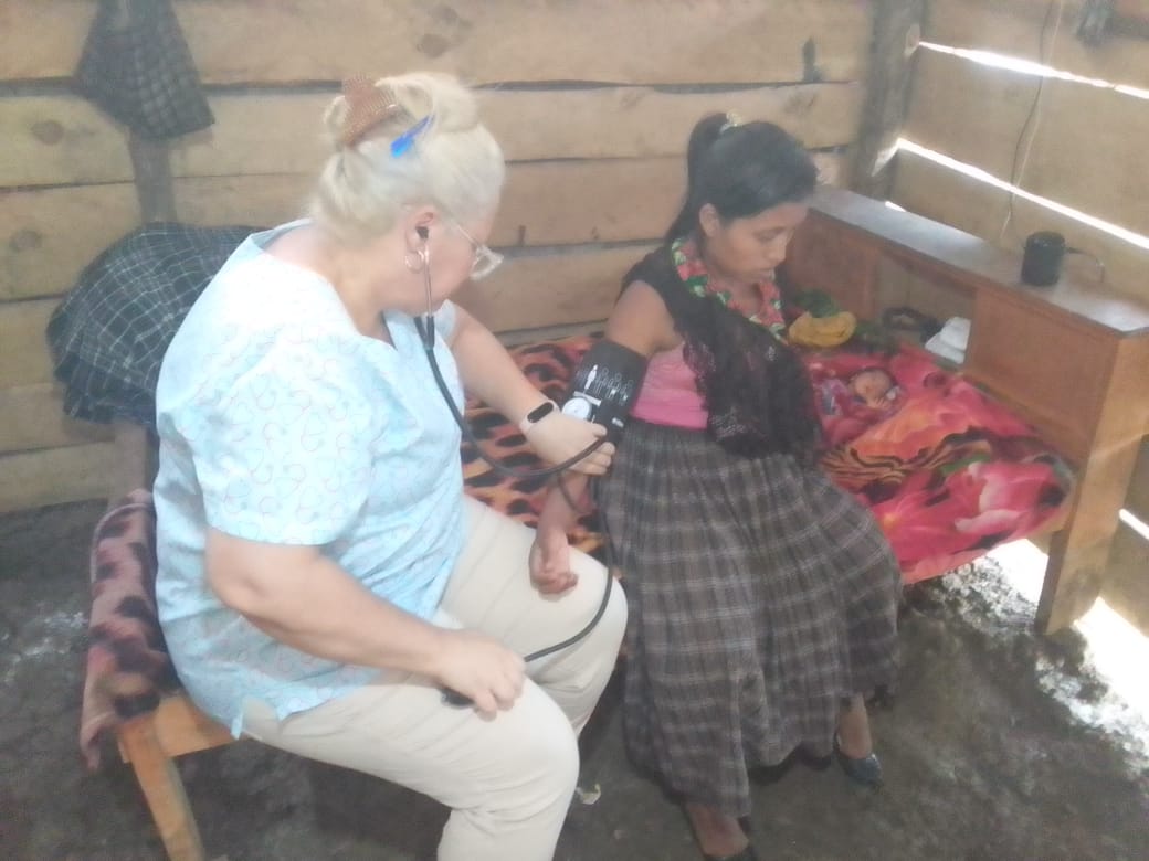 La Dra @Elainesamo vista aldeas de Caquigual visitando puerperas y recién nacidos. #CubaCoopera #BMCGuatemala
#GenteQueSuman