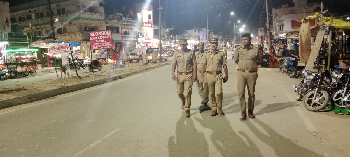 #gorakhpurpolice ➡️#sspgorakhpur के निर्देशन में आगामी लोकसभा चुनाव के दृष्टिगत शान्ति एवं सुरक्षा व्यवस्था बनाये रखने हेतु #PsChiluataal पुलिस बल द्वारा #FootPatrolling कर आमजन मानस को सुरक्षा का एहसास कराया गया । #UPPolice @dgpup @AdgGkr @diggorakhpur