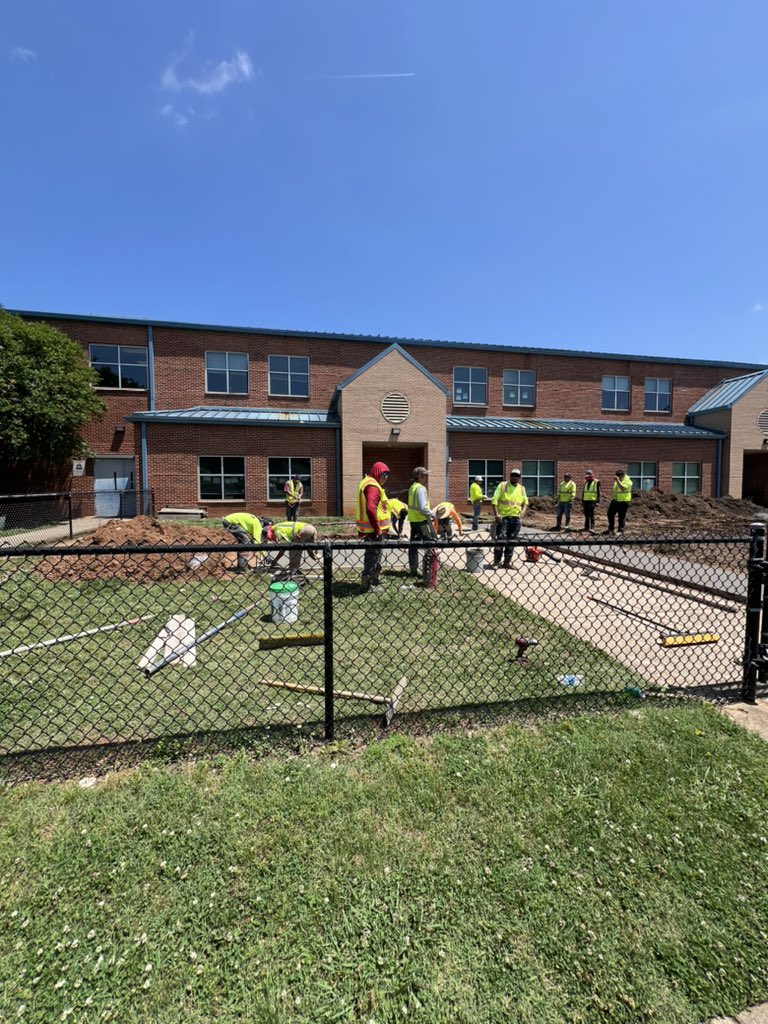 ‼️Some EXCITING things happening here at Sterling…Stay tuned!‼️ 👀@CharMeckSchools @OutTeach_NCSC #sterlingpride🐯 #chinupcrownon👑 #outdoorclassroom