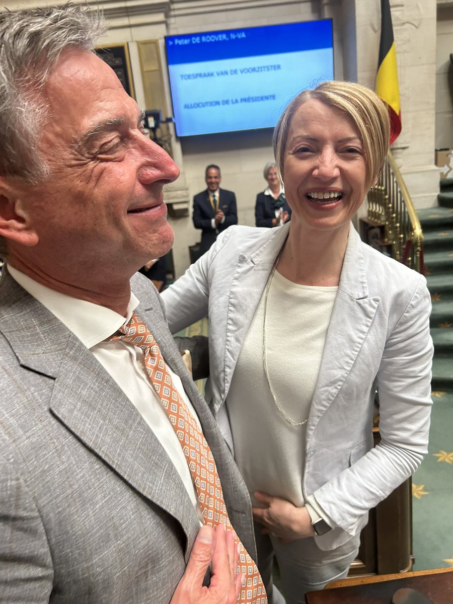 Dank <a href="/PeterDeRoover1/">Peter De Roover</a> voor de loyale en eloquente wijze waarop je <a href="/ServaisV/">Servais Verherstraeten</a> en <a href="/catherinefonck/">Catherine Fonck</a> als voorbeeldige parlementsleden in de bloemetjes hebt gezet bij je rede als leider van de grootste fractie. Zij twee en jij doen het ambt van volksvertegenwoordiger de grootste eer aan!