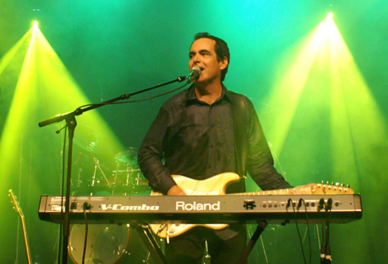 @GenTXer2 Neal Morse @nealmorse - what a great singer, songwriter, and multi-instrumentalist, albeit in his own genre of neo-prog-rock, which is why he doesn't get the fame he deserves.