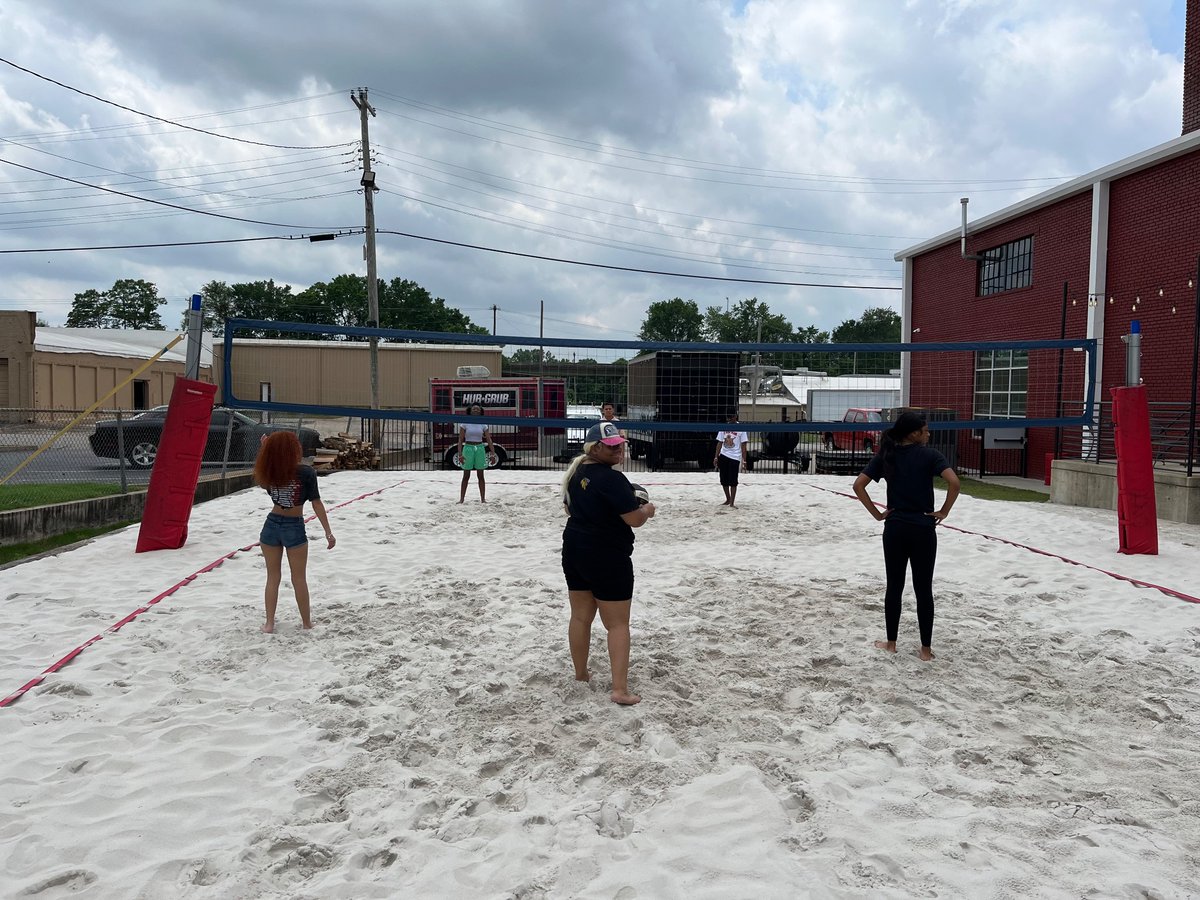 Senior Day 3 is happening now! Thanks to Northwestern Mutual - West Tennessee for sponsoring Rock'n Dough Pizzafor our Seniors! Students are playing pool, bowling, cornhole and volleyball today! #ECHfamily #BestInTheWest #SeniorWeek24