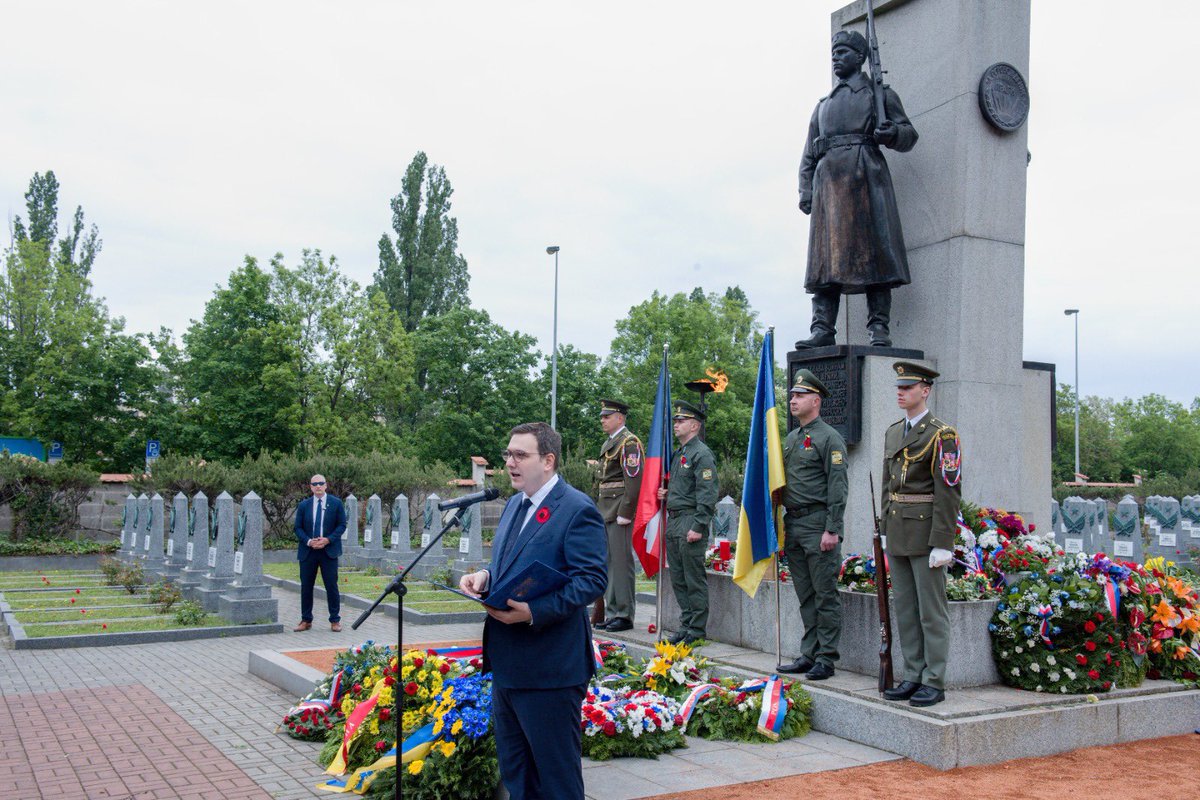 Zločinec slaví dnes ,
pugéty zavoní ,
pravda jen jedna jest ,
dějiny nezmění .

Plamenné projevy ,
soudruha s průkazem ,
v zrcadle s odrazem ,
Jidáše v závoji !                           👇