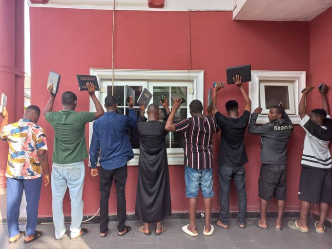 EFCC arrests eight suspected internet fraudsters in Uyo